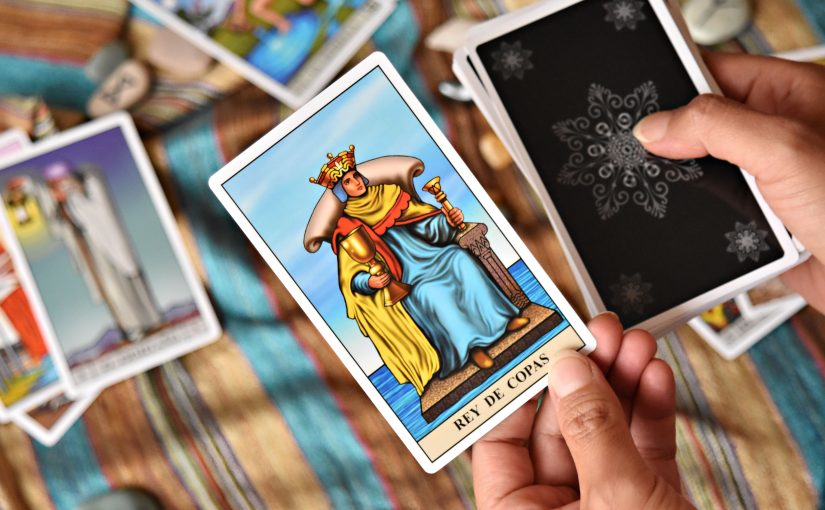 Tarot y endulzamientos: Por qué una lectura previa puede cambiar el rumbo de tu relación
